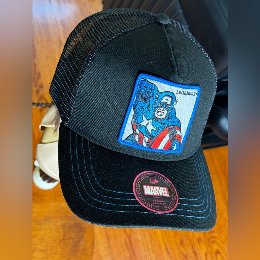 BEAUTIFUL MARVEL COMICS CAP - Picture 2 of 4